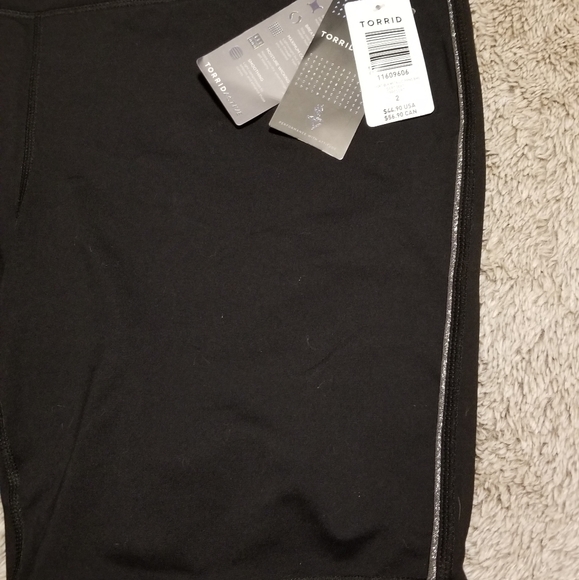 BNWT Torrid size 2 black w silver piping active bike short - Picture 6 of 6